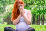 Mujer embarazada con síntomas de alergia
