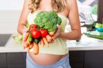 Mujer embarazada con verduras y hortalizas