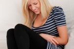 Mujer con dolor causado por endometriosis