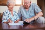 Personas mayores firmando testamento