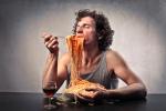 Un hombre comiendo una gran ración de espaguetis