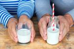 Personas mayores consumiendo lácteos