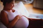 Una embarazada se toca el vientre