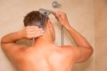 Hombre lavándose el pelo en la ducha