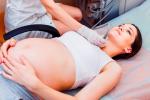 Mujer embarazada realizándose una revisión de la glándula tiroides