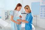Mujer embarazada en el hospital esperando la epidural ambulante