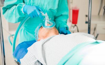 Paciente recibiendo anestesia general 