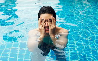 Hombre en la piscina afectado por el cloro