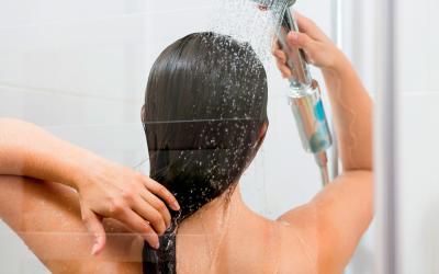 Mujer lavándose el pelo sin champú