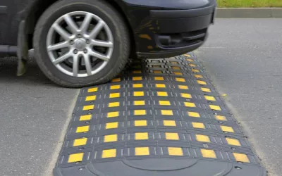 Los badenes podrían ayudar a detectar una apendicitis Un coche atraviesa un badén en la calzada