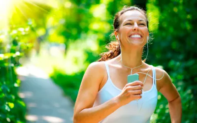 10 formas de bajar la presión arterial de manera natural Chica corriendo para bajar su presión arterial