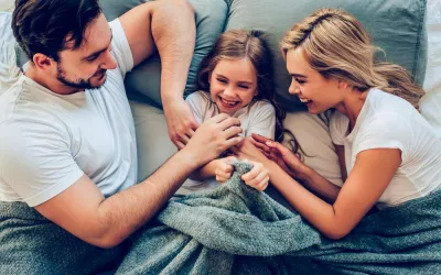 Descubre por qué tenemos cosquillas Familia haciéndose cosquillas