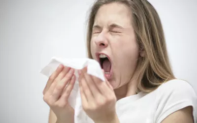 Chica estornudando Curiosidades sobre el estornudo