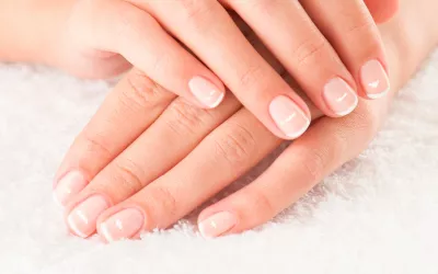 Pintas blancas en las uñas Uñas con pintas blancas