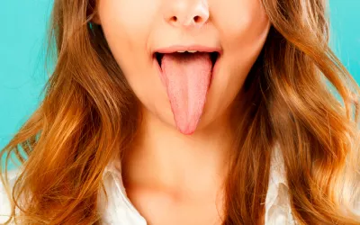 Chica enseñando la lengua