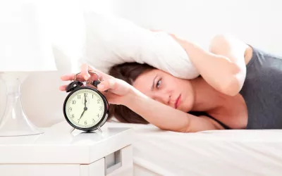 Mujer con una obsesión por las sábanas de la cama