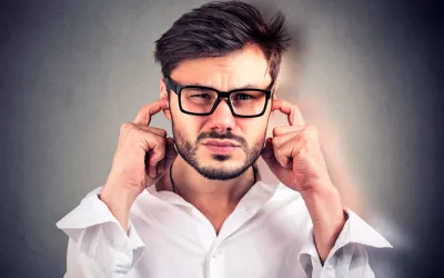 Fenómeno de Tullio: vértigos por un defecto auditivo Hombre con problemas de oído por defecto auditivo