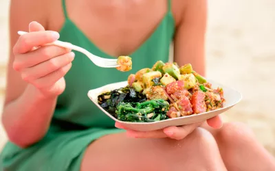 Flexitarianos, los ‘casi’ vegetarianos Una mujer flexitariana sostiene un plato de verduras