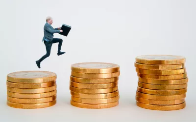 Job hopping, pros y contras de cambiar frecuentemente de trabajo Trabajador saltando de trabajo en trabajo