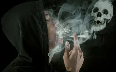 K2, la droga zombi Joven consumiendo droga