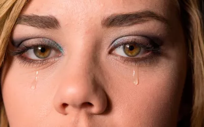 Lágrimas, ¿para qué nos sirven? Chica con lágrimas en los ojos