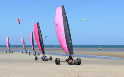 Landsailing, la experiencia de navegar sobre la tierra Personas practicando el landsailing