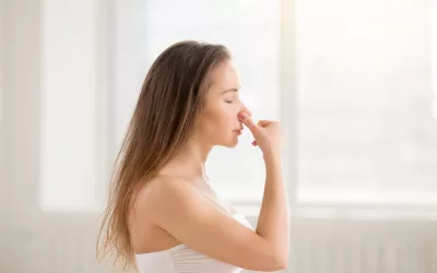 Fantosmia, a qué se deben los olores fantasma Mujer tapándose la nariz por olor fantasma