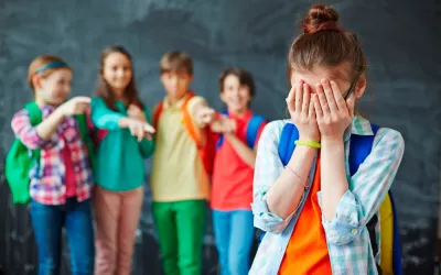 Alumnos haciendo bullying a una compañera