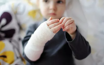 Niña con venda en el brazo Crean una venda que avisa si la herida se infecta