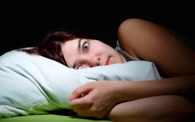 Mujer con parálisis del sueño Parálisis del sueño o ‘subida del muerto’