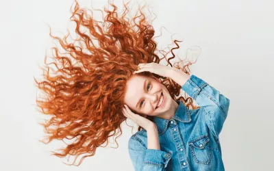 Chica con el pelo rizado