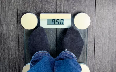 ¿Por qué engordamos en invierno? Persona pesándose