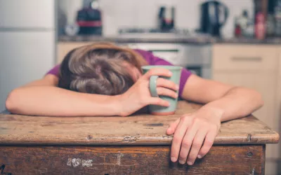 Las mejores formas de recargar las pilas y llenarte de energía Persona cansada y con poca energía