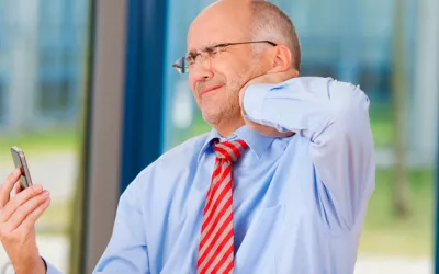 Síndrome del text neck, abusar del smartphone puede dañar tu cuello Un hombre con smartphone se duele de las cervicales