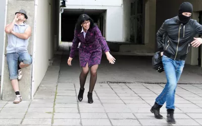 Síndrome Genovese, espectadores ante un crimen Mujer asaltada por un ladrón ante un testigo