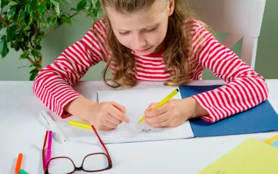 Zurdos, ¿en qué son diferentes? Niña zurdo dibujando