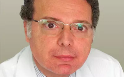Dr. Enrique Raya Dr. Enrique Raya, Jefe de Reumatología del Hospital Clínico San Cecilio