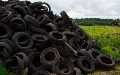 Pila de neumáticos usados