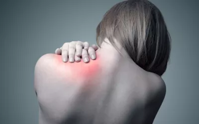 Mujer con una contractura en el hombro