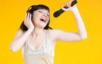 Chica cantando siguiendo consejos para cuidar su voz