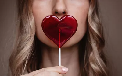 Dieta de la Piruleta, llegan las piruletas adelgazantes Dos mujeres jóvenes con una piruleta