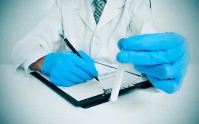 Doctor con una muestra de semen donado