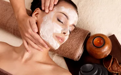 Mujer recibiendo un masaje Kobido