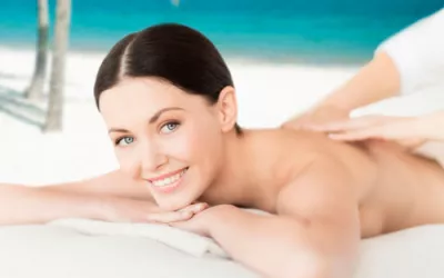 Mujer recibiendo un masaje Lomi-lomi