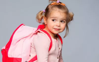 Niña con la cartera preparada para ir al colegio