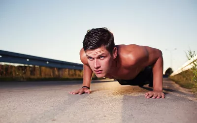 Hombre joven entrenando al aire libre