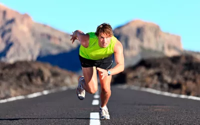 Un hombre se entrena corriendo