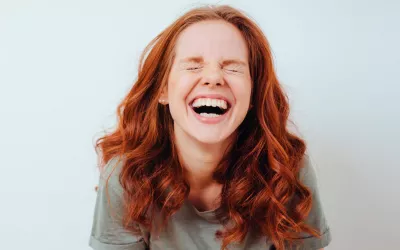 ¿Tienes sentido del humor? Chico riéndose