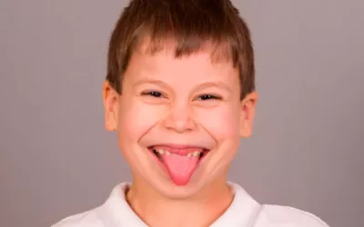 Niño con síndrome de Angelman