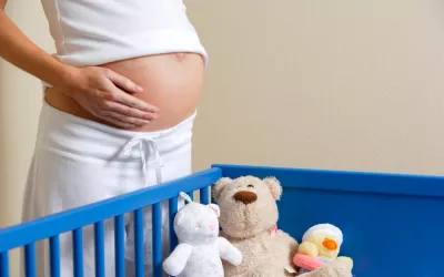 Embarazada preparando la cuna de su bebé